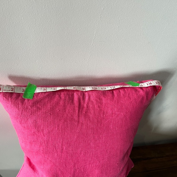 100% linen accent pillow, throw pillow, bright pink, 18 x 18 in, The Bay. - Picture 4 of 16